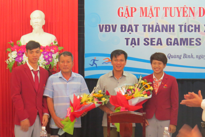 Hai vận động viên Nguyễn Huy Hoàng và Hoàng Thị Ngọc tặng hoa cảm ơn các huấn luận viên đã huấn luyện, dạy dỗ mình trong thời gian qua