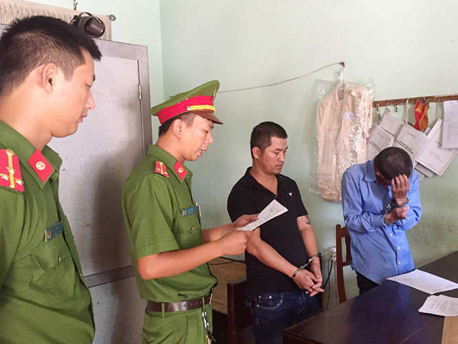 Công an Thành phố Đồng Hới đọc lệnh bắt tạm giam đối với đối tượng Phạm Văn Hùng và Lê Văn Sảng.
