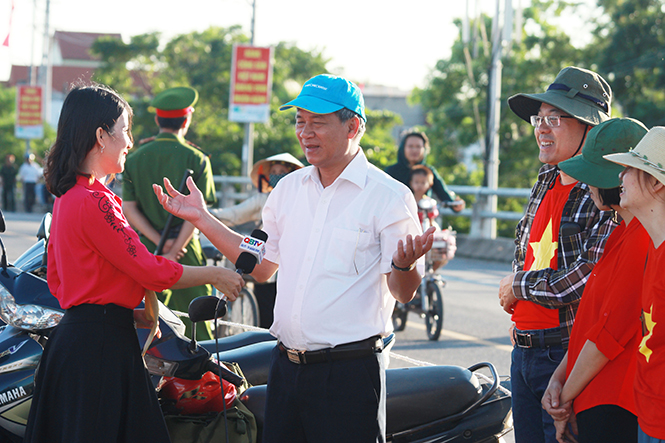  Phóng viên Đài PT-TH Quảng Bình tác nghiệp tại lễ hội đua thuyền truyền thống trên sông Kiến Giang chào mừng 72 năm Cách mạng Tháng Tám và Quốc khánh 2-9. Ảnh: T.H