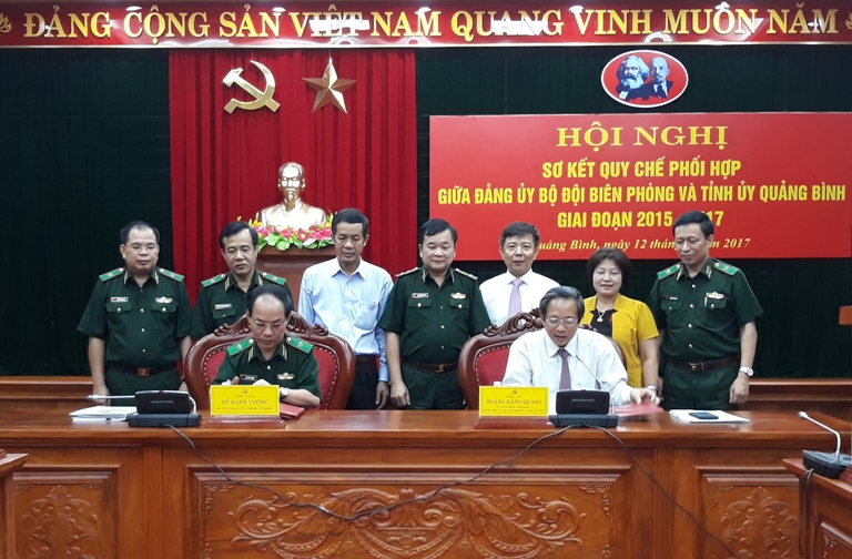 Đồng chí Bí thư Tỉnh uỷ Hoàng Đăng Quang và Thiếu tướng Đỗ Danh Vượng  ký báo cáo sơ kết Quy chế phối hợp giữa BĐBP tỉnh và Tỉnh uỷ Quảng Bình