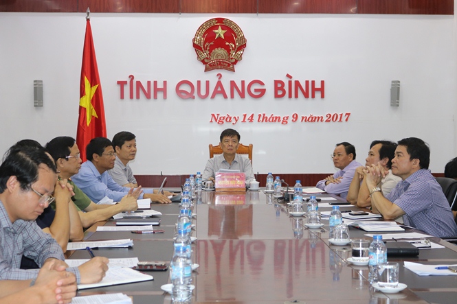  Đồng chí Nguyễn Hữu Hoài, Phó Bí thư Tỉnh ủy, Chủ tịch UBND tỉnh, Trưởng ban Ban Chỉ huy PCTT và TKCN chủ trì hội nghị trực tuyến ứng phó bão số 10 tại điểm cầu Quảng Bình.