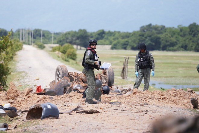 Binh sĩ Thái Lan điều tra tại hiện trường vụ đánh bom nhằm vào lực lượng tuần tra tại tỉnh Pattani, miền nam Thái Lan ngày 19-6. (Nguồn: AFP/TTXVN)
