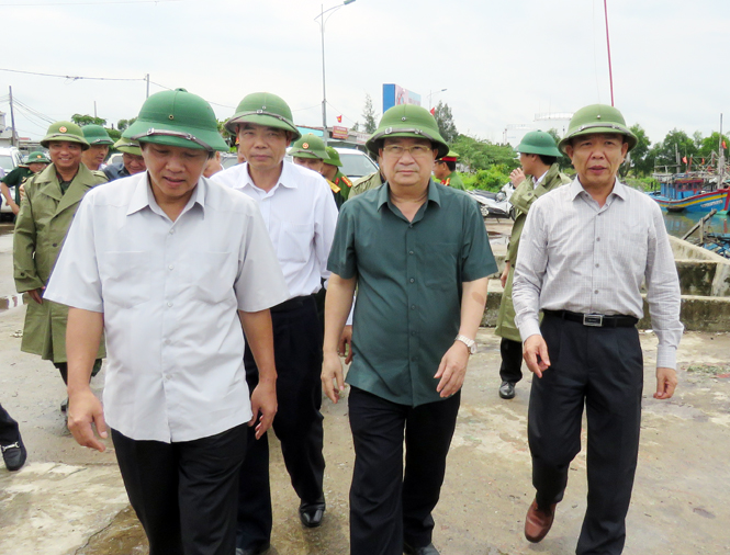 Đồng chí Trịnh Đình Dũng, Ủy viên Trung ương Đảng, Phó Thủ tướng Chính phủ đi kiểm tra, chỉ đạo việc phòng, chống bão số 10 tại Quảng Bình.