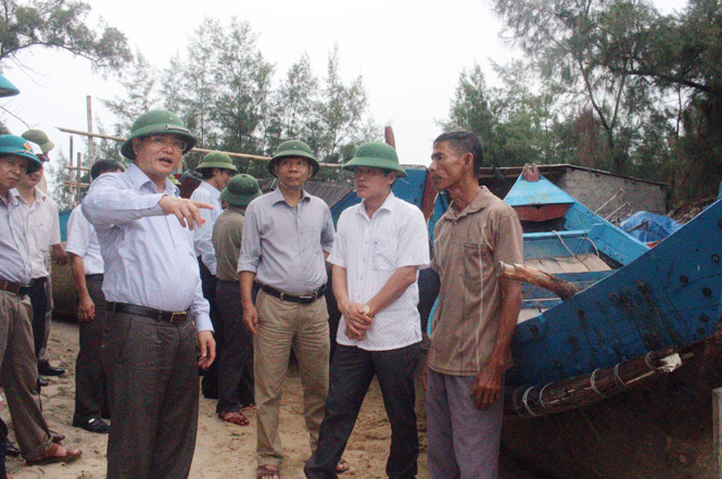 Đồng chí Lê Minh Ngân, Tỉnh ủy viên, Phó Chủ tịch UBND tỉnh kiểm tra công tác phòng chống bão của ngư dân xã Ngư Thủy Nam (Lệ Thủy).
