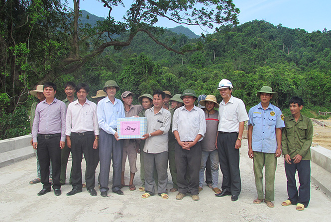 Lãnh đạo Công đoàn ngành GTVT Quảng Bình thăm và tặng quà công nhân thi công đường quốc lộ 9B.