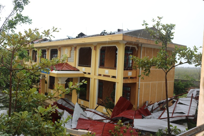 Trường THCS xã Quảng Đông tan hoang sau bão số 10
