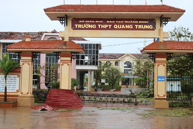 Toàn bộ phần mái và khuôn viên của Trường THPT Quang Trung (xã Quảng Phú) bị bão đánh tan tành