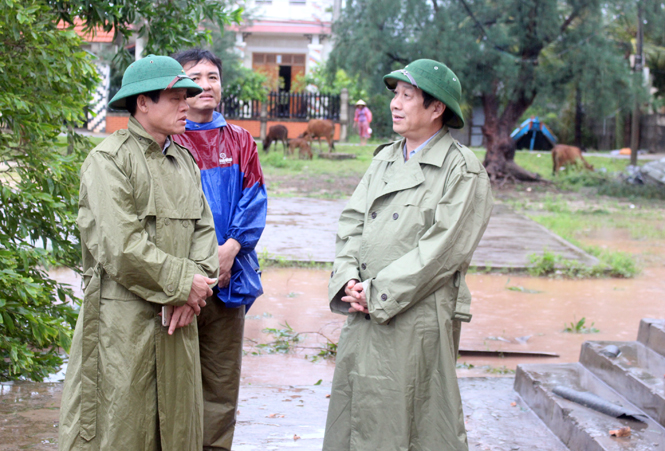 Đồng chí Phó Chủ tịch Thường trực UBND tỉnh kiểm tra tình hình thiệt hại do bão số 10 gây ra tại xã Ngư Thủy Bắc.
