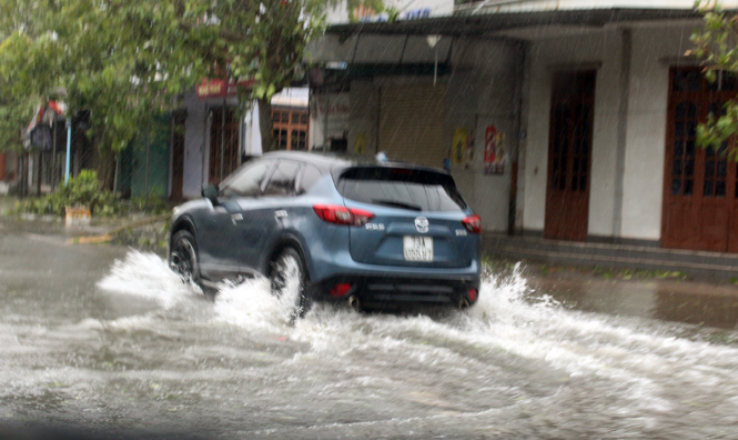 Cho đến chiều ngày 15-9, nhiều tuyến phố trên địa bàn Đồng Hới vẫn bị ngập nước