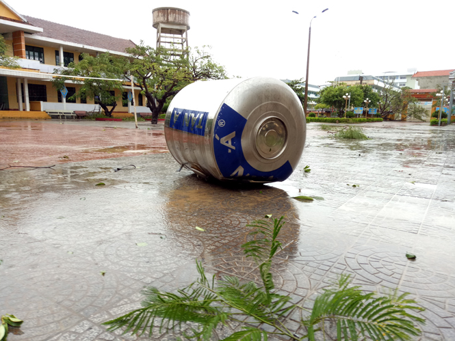 Bồn chứa nước của Trường tiểu học số 1 Nam Lý bị gió cuốn bay qua sân trường THCS số 1 Nam Lý.
