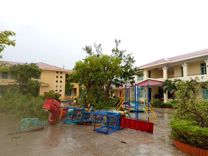 … cũng như khu vận động ngoài trời của Trường mầm non Đồng Phú tan hoang sau bão.