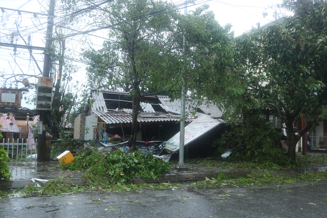 Một quán kinh doanh ở thị trấn Đồng Lê bị tốc mái