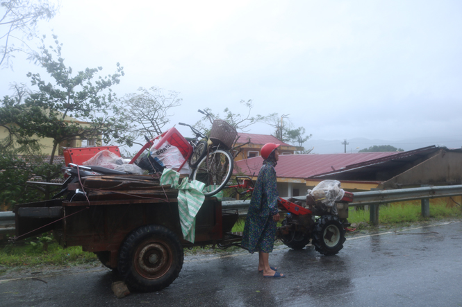  Người dân xã Châu Hoá vận chuyển đồ đạc đến vị trí cao để phòng tránh lũ sau bão số 10.