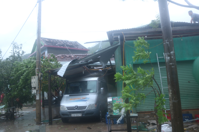 Cảnh tượng tan hoang sau bão số 10 tại xã Phong Hoá.