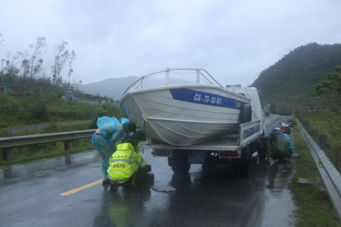 Chiều 15-9-2017, lưc lượng Công an huyện Tuyên Hoá điều động thêm ca nô để túc trực đề phòng lũ lụt sau bão số 10.