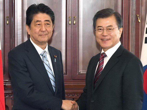 Thủ tướng Nhật Bản Shinzo Abe và Tổng thống Hàn Quốc Moon Jae-in. (Nguồn: japantimes)