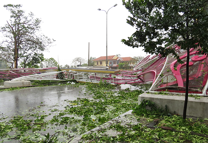 Cổng chào trên đường Lý Thường Kiệt, TP. Đồng Hới (gần Chi nhánh NHNN tỉnh) bị gãy đổ hoàn toàn.