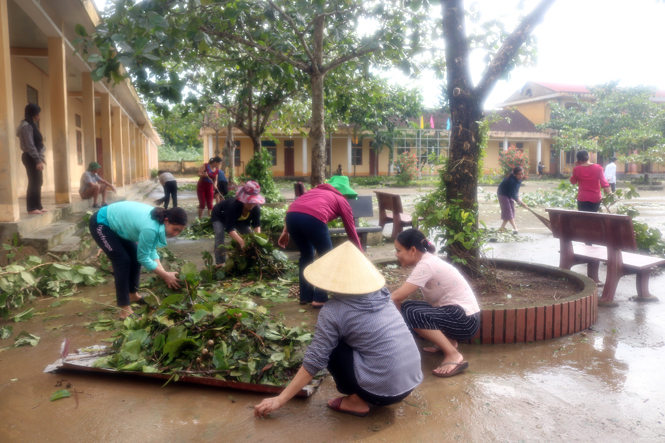 Thầy cô và phụ huynh, học sinh Trường THCS xã Lê Hoá khẩn trương thu dọn vệ sinh sau bão số 10 