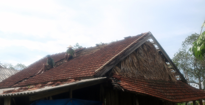Người dân huyện Tuyên Hoá lợp lại nhà bị tốc mái sau bão số 10