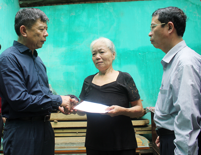 Chủ tịch UBND tỉnh trao quà và động viên gia đình bà Trần Thị Sâm (71 tuổi) ở tiểu khu Tam Đồng (TT.Đồng Lê) bị thiệt hại nặng nề do cơn bão số 10 vừa qua gây ra.