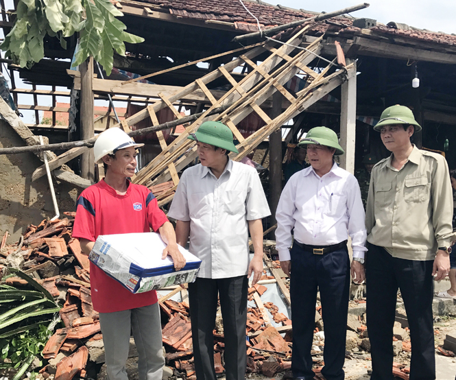 Đồng Chí Bí thư Tỉnh uỷ Hoàng Đăng Quang thăm và trao quà hỗ trợ cho gia đình có nhà sập tại phường Quảng Phúc