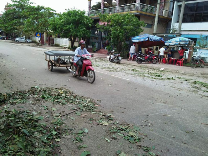 Người dân huyện Minh Hóa mua vật liệu xây dựng về sửa nhà