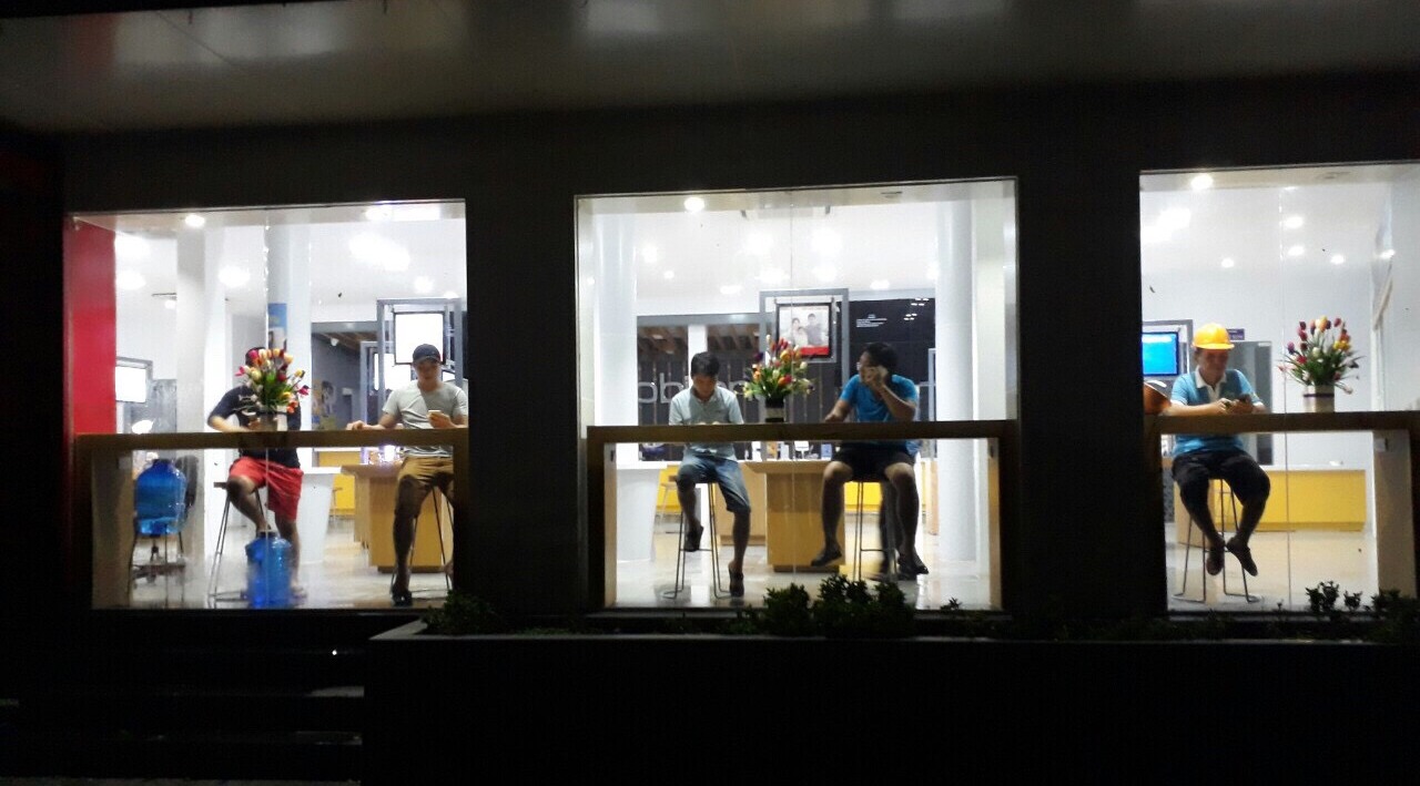 Khách hàng thành phố Đồng Hới sạc điện thoại, đèn và pin dự phòng tại của hàng MobiFone Quảng Bình