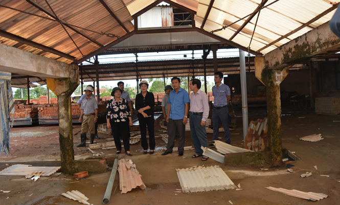 Đồng chí Nguyễn Thị Thanh Hương, Ủy viên Ban Thường vụ Tỉnh ủy, Phó Chủ tịch Thường trực HĐND tỉnh kiểm tra tình hình khắc phục hậu quả do bão số 10 tại Công ty CP VLXD 1-5.