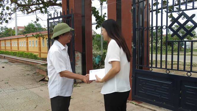 Đồng chí Đinh Quý NHân, TUV, Giám đốc Sở GD-ĐT thăm hỏi, trao món quà nhỏ động viên các thầy cô giáo nỗ lực khắc phục hậu quả bão số 10.