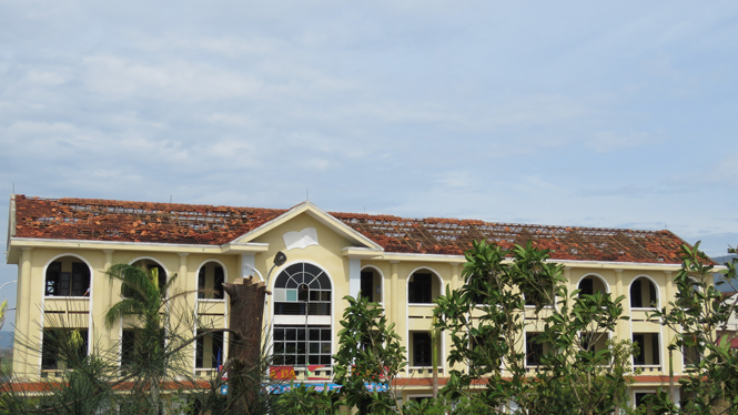 Hệ thống nhà lớp học của Trường THPT Quang Trung bị tốc mái oàn toàn.