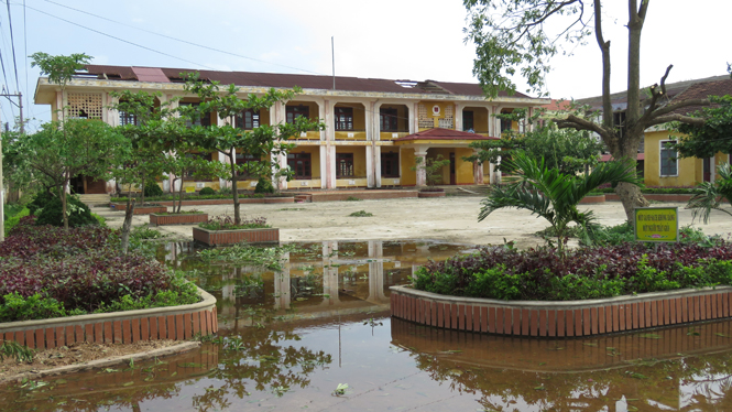 Trường THCS Nhân Trạch bị tốc mái 8 phòng học.