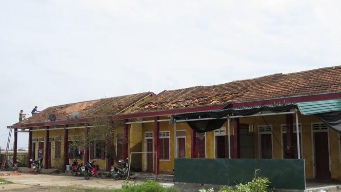 Trường THPT Lê Lợi tập trung lợp lại mái ngói nhà công vụ.