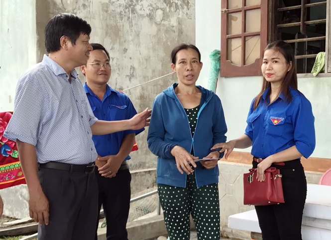  Đại diện lãnh đạo Đảng ủy, Đoàn Khối Doanh nghiệp tỉnh trao quà hỗ trợ  gia đình bị thiệt hại nặng tại xã Quảng Đông (huyện Quảng Trạch).