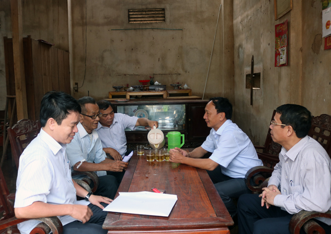 Đồng chí Trưởng Ban Nội chính Tỉnh uỷ Trần Hải Châu đến thăm hỏi, tặng quà động viên cho hộ ông Đoàn Xuân Nộm, 83 tuổi, thôn Đồng Lâm, xã Đức Hoá.