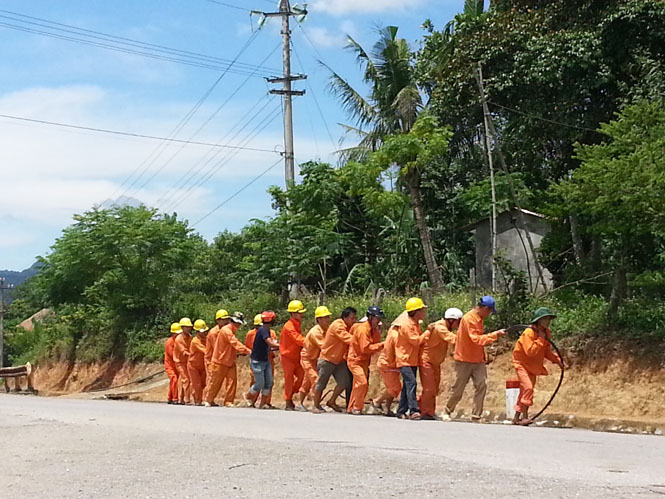 Lực lượng công nhân điện lực Minh Hóa đang kéo lại đường dây