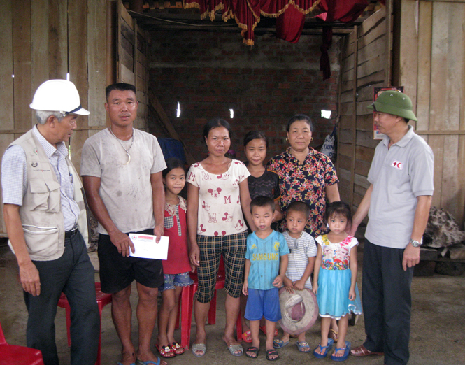  Hội CTĐ tỉnh tham gia cứu trợ bước đầu cho người dân bị thiệt hại ở huyện Tuyên Hóa