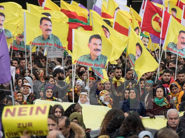 Những người ủng hộ PKK tham gia tuần hành tại Frankfurt am Main, Đức ngày 18/3. (Nguồn: AFP/TTXVN)