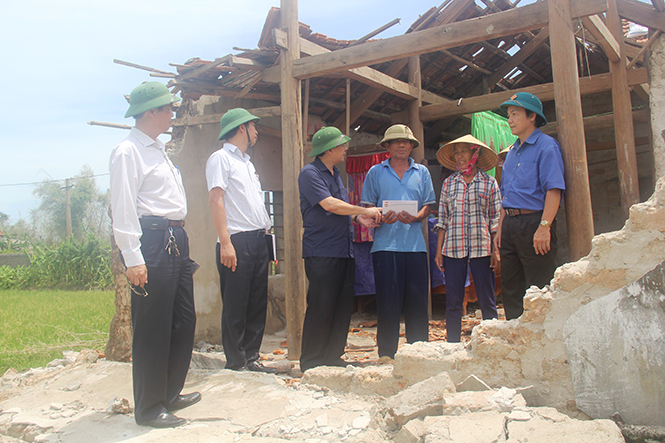 thăm, tặng quà cho hộ ông Phạm Văn Cường, thôn Hưng Lộc, xã Quảng Hưng (Quảng Trạch) có nhà sập hoàn toàn do bão số 10.