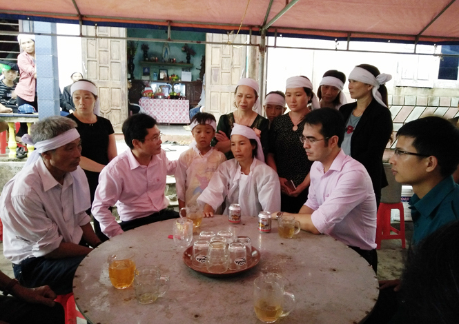 Lãnh đạo NHCSXH TƯ và Quảng Bình đến thăm gia đình anh Nguyễn Văn Hoa ở thôn Minh Tiến, xã Quảng Minh, thị xã Ba Đồn.