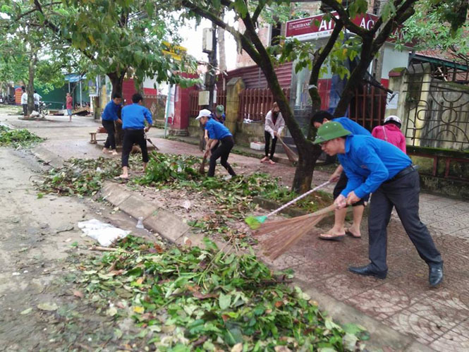 Lực lượng ĐVTN huyện Minh Hóa đang dọn vệ sinh tại thị trấn Quy Đạt