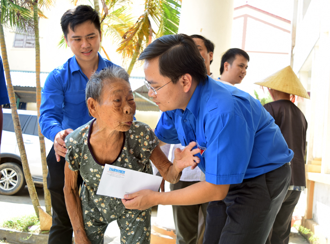 Đồng chí Nguyễn Anh Tuấn, Bí thư Trung ương Đoàn trao quà cho bà con nhân dân vùng bão.