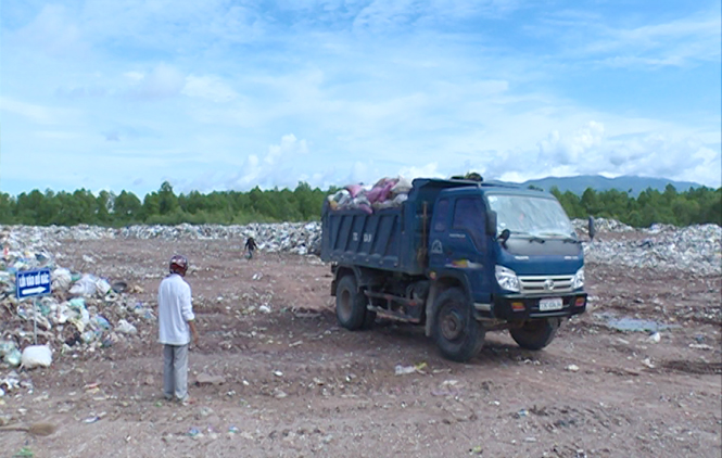 Cán bộ BQL công trình công cộng huyện Quảng Trạch đang điều hành phương tiện đổ rác.