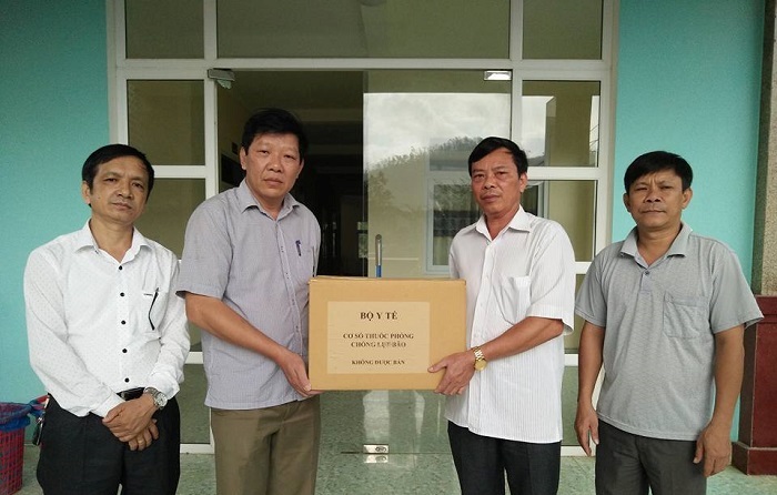 Sở Y tế trao tặng thuốc cho Trung tâm y tế Minh Hóa