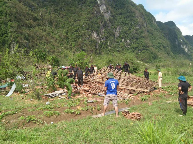 Lực lượng Công an huyện Minh Hóa và Cảnh sát cơ động giúp dân khắc phục hậu quả bão số 10 tại xã Yên Hóa