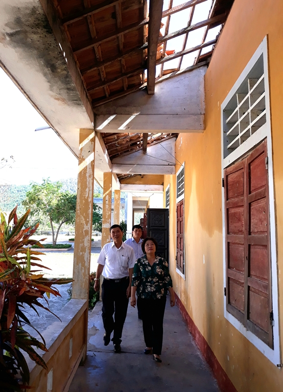   Đồng chí Phó Chủ tịch HĐND tỉnh kiểm tra thiệt hại tại Trường tiểu học Phú Trạch