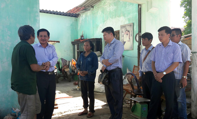     Đại diện gia đình đồng chí Thiếu tướng Võ Minh Như đến thăm và trao hỗ trợ cho một số hộ gia đình bị thiệt hại nặng trên địa bàn TP. Đồng Hới