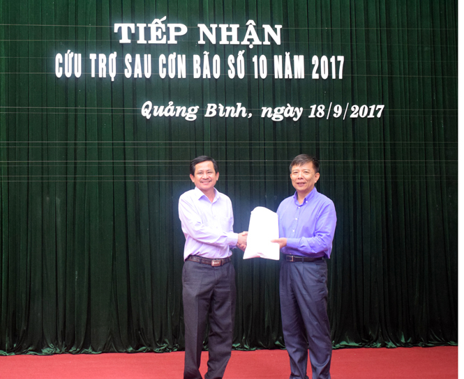 Đồng chí Nguyễn Hữu Hoài, Phó Bí thư Tỉnh ủy, Chủ tịch UBND tỉnh tiếp nhận hỗ trợ của gia đình đồng chí Thiếu tướng Võ Minh Như.