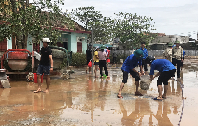   Đội ĐVTN xung kích Thị Đoàn Ba Đồn đã trực tiếp về Trường Tiểu học số 2 Quảng Văn hỗ trợ khắc phục hậu quả của bão