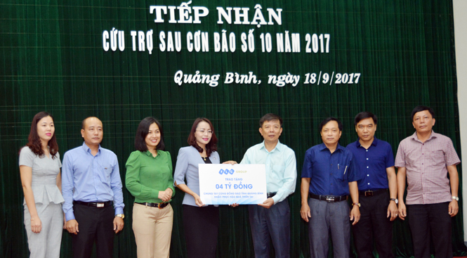 Đồng chí Nguyễn Hữu Hoài, Phó Bí thư Tỉnh ủy, Chủ tịch UBND tỉnh và đại diện lãnh đạo một số sở, ngành tiếp nhận hỗ trợ của Tập đoàn FLC.