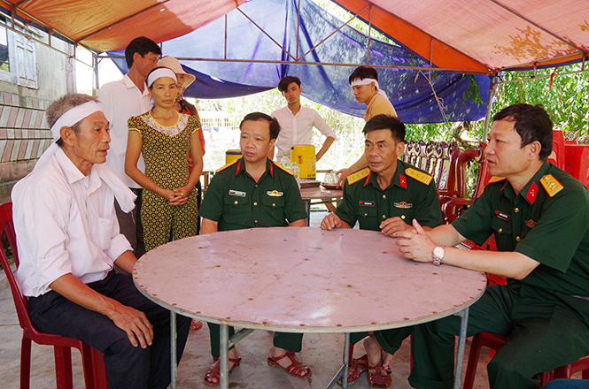 Lãnh đạo Bộ CHQS tỉnh thăm hỏi, động viên gia đình nạn nhân Nguyễn Văn Hoa ở thôn Minh Tiến, xã Quảng Minh, thị xã Ba Đồn bị thiệt mạng trong bão.